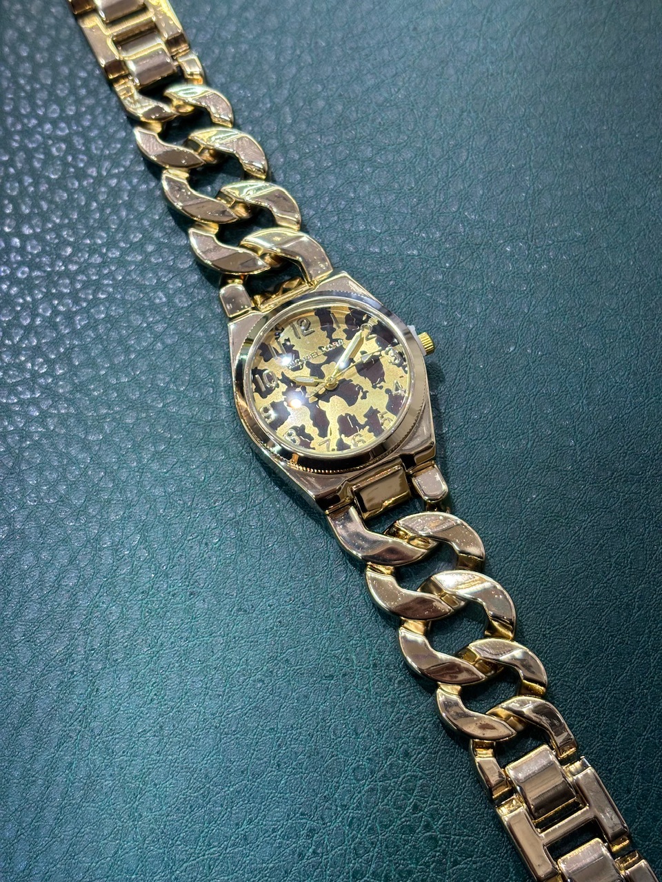 ساعت مچی زنانه مایکل کورس (Michael Kors) مدل صفحه پلنگی با بند کارتیر طلایی
