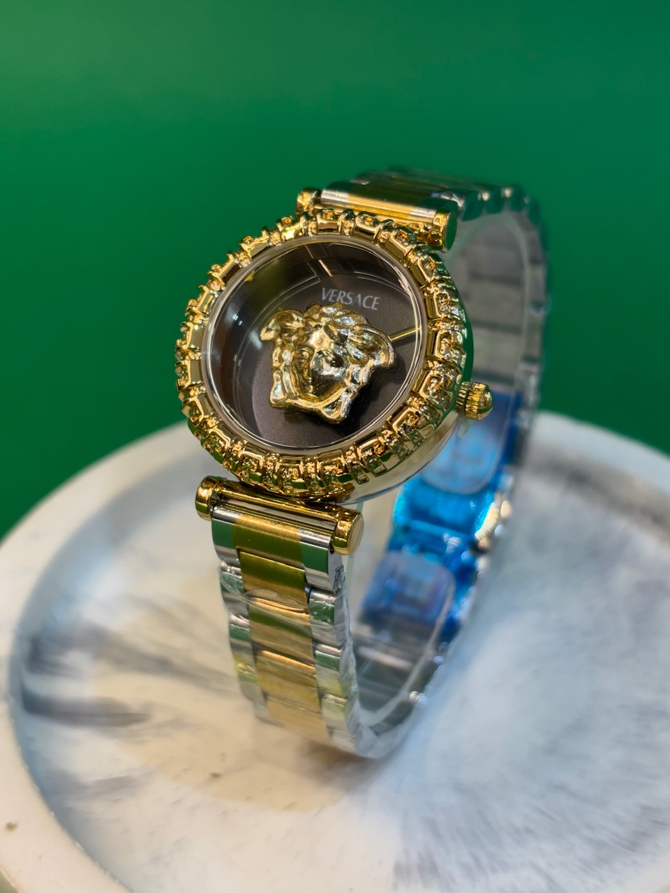 ساعت مچی زنانه ورساچه (Versace) دو رنگ طلایی-نقره‌ای با صفحه مشکی و طرح مدوسا